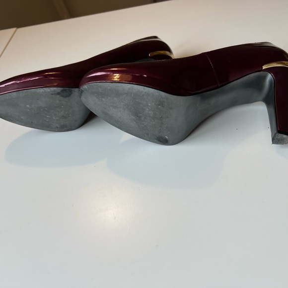 [SOLD] Tahari Patent Pumps with Gold Detailing - Picture 6 of 7